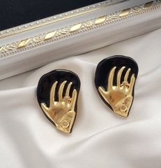 73174-sergi-ruki-v-stile-schiaparelli