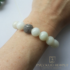 Браслет "Колесо судьбы". Белый нефрит. Бусины 10мм.
