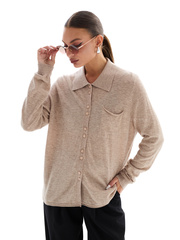 Трикотажная бежевая рубашка с нагрудным карманом