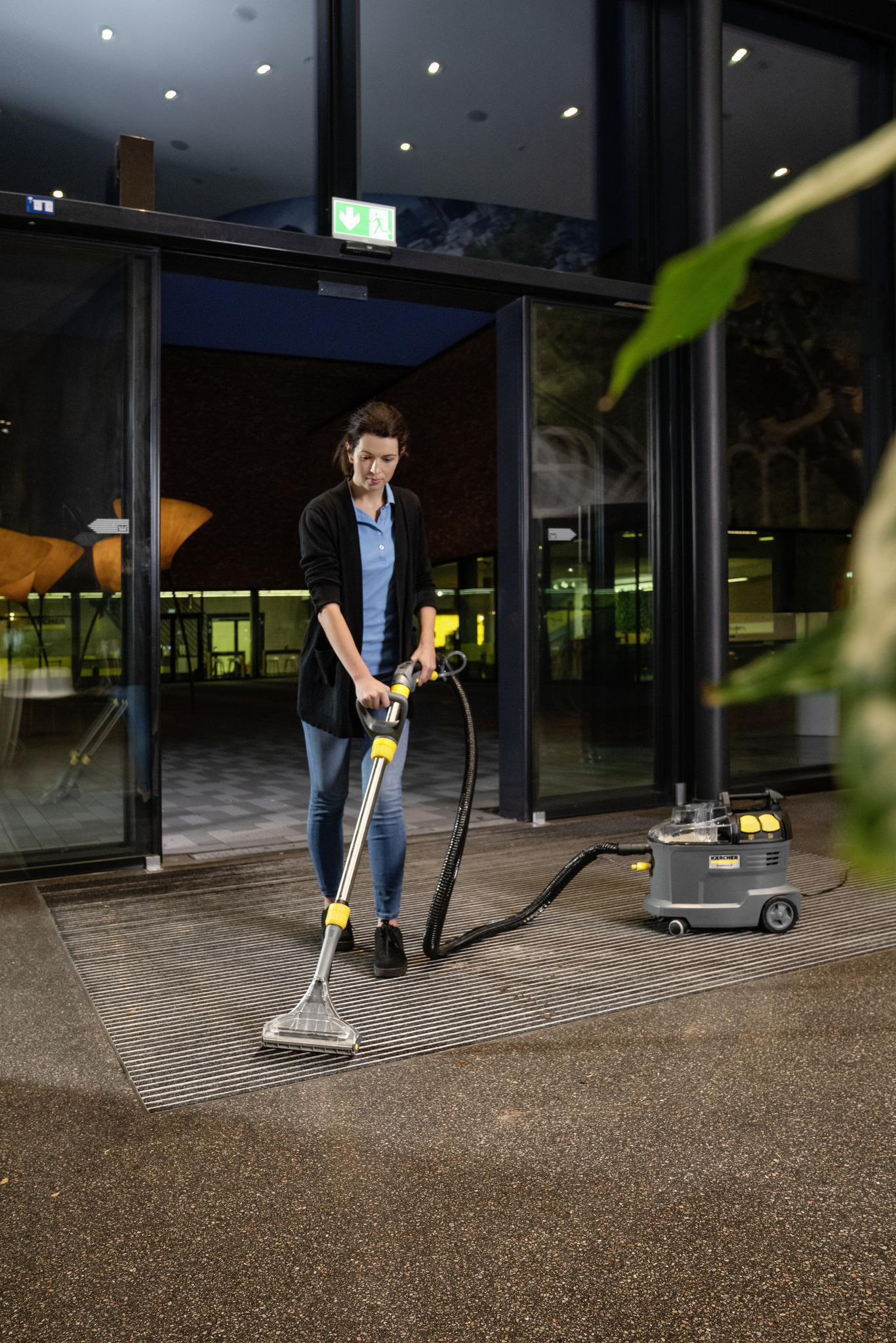 Моющий пылесос Puzzi 8/1 Adv 11002410 – купить за 88 890 ₽ |  Интернет-магазин Karcher