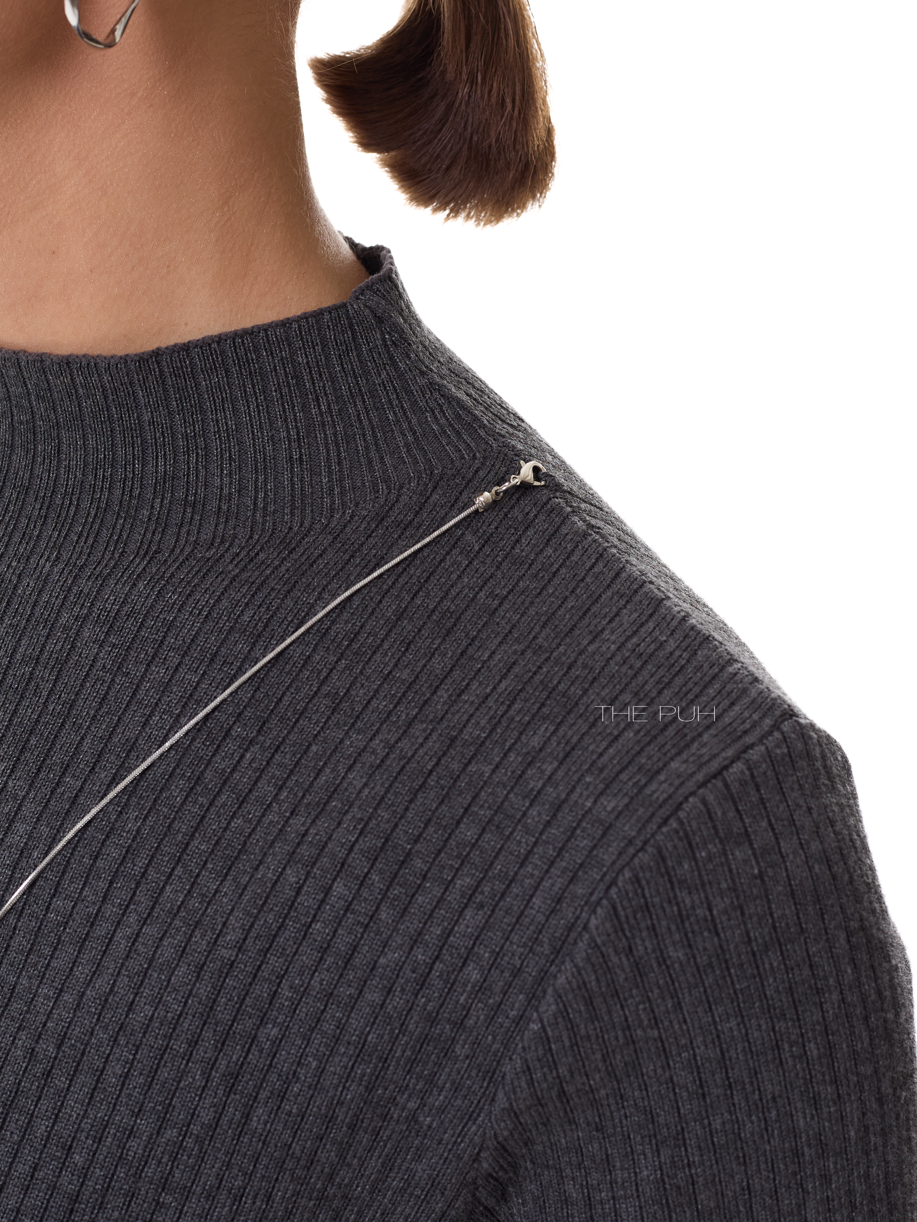 Трикотажное платье серого цвета с кулоном