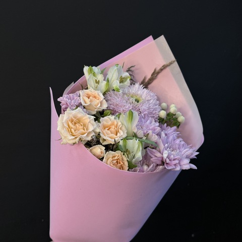 Букет из хризантемы, кустовой розы и альстромерии