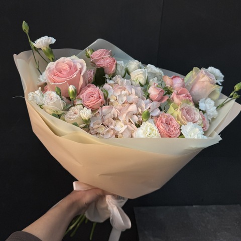 Букет из гортензии, кустовых роз и диантусов