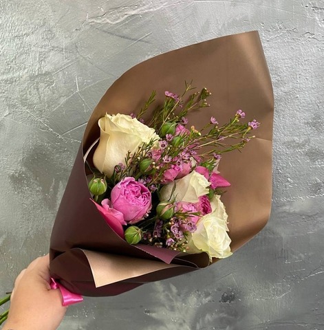 Букет-комплимент из микса роз и зелени