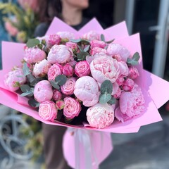 Пышный букет из пионов и пионовидных кустовых роз