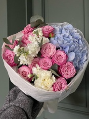 Букет сборный из кустовой пионовидной розы, маттиолы и гортензии