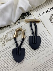 Застежка клевант черная с золотистыми металлическими элементами