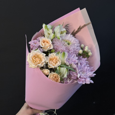 Букет из хризантемы, кустовой розы и альстромерии