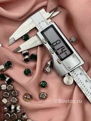Стразы пришивные в цапах зеленые (изумрудные)