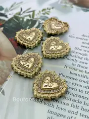 Декоративный пришивной элемент ДГ. сердце золотое со стразами