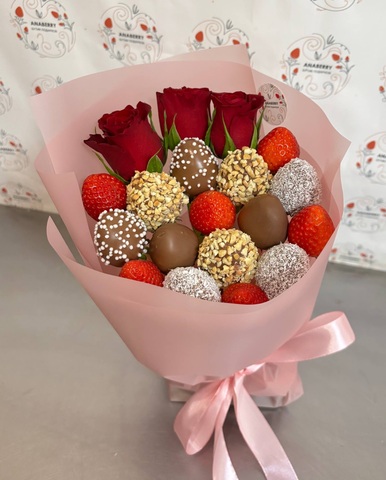 Мини клубничный с красными розами