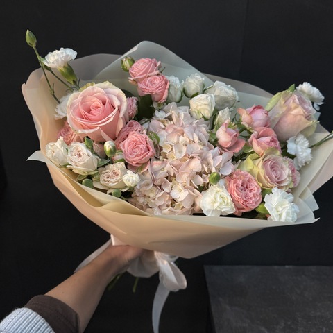 Букет из гортензии, кустовых роз и диантусов