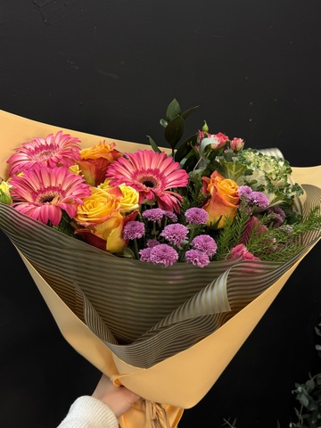 Букет ‘витаминный’ из гербер, микса роз, сантини и брассики