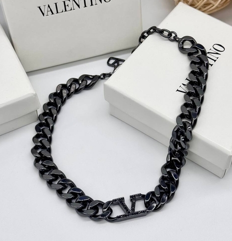 53232-kole-cep-krupnaya-s-podveskami-logo-v-stile-valentino-v-chernom-rodazhe