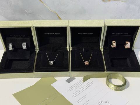 Серьги VAN CLEEF & ARPELS Perlee Clover