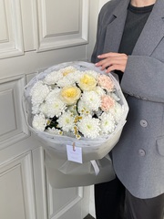 Букет из хризантемы, ромашки, кустовой пионовидной розы и диантусов!