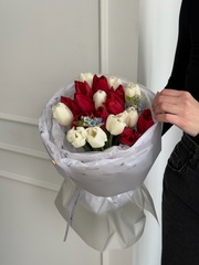 Букет из 19 белых, красных тюльпанов и незабудок - S доступен к заказу с 3.03.2026