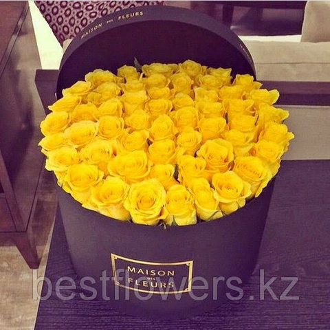 Желтые розы в коробке Maison Des Fleurs