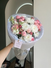 Букет сборный из хризантемы, кустовых пионовидных роз и маттиолы