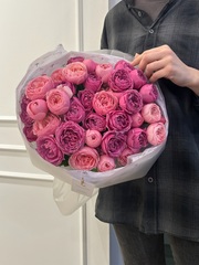 Моно букет из ярких кустовых пионовидных роз