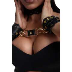 Наручники из черной кожи с узорами и золотой фурнитурой