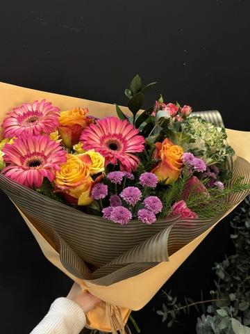 Букет ‘витаминный’ из гербер, микса роз, сантини и брассики