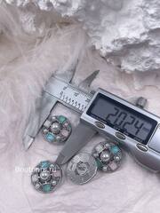 Пуговицы серебристые с квадратными цветными камнями и жемчугом