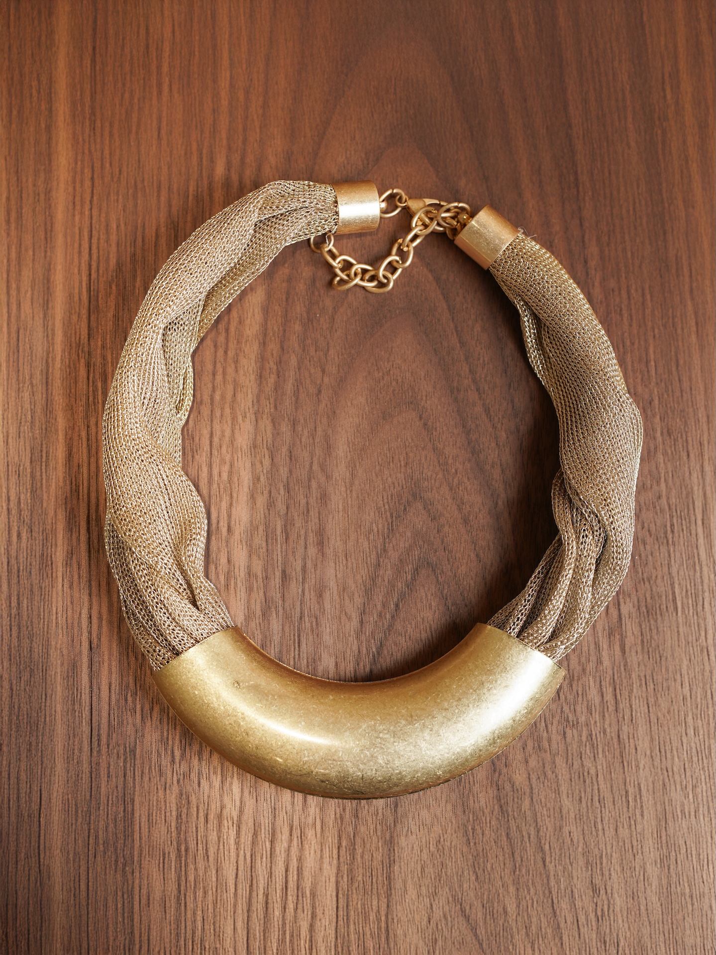 Чокер с латунной деталью на сетке
