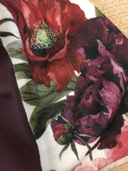 Крупные пионы четырех цветов - красный, бордовый, белый и розовый - с бутонами, веточками и листиками на белом фоне.