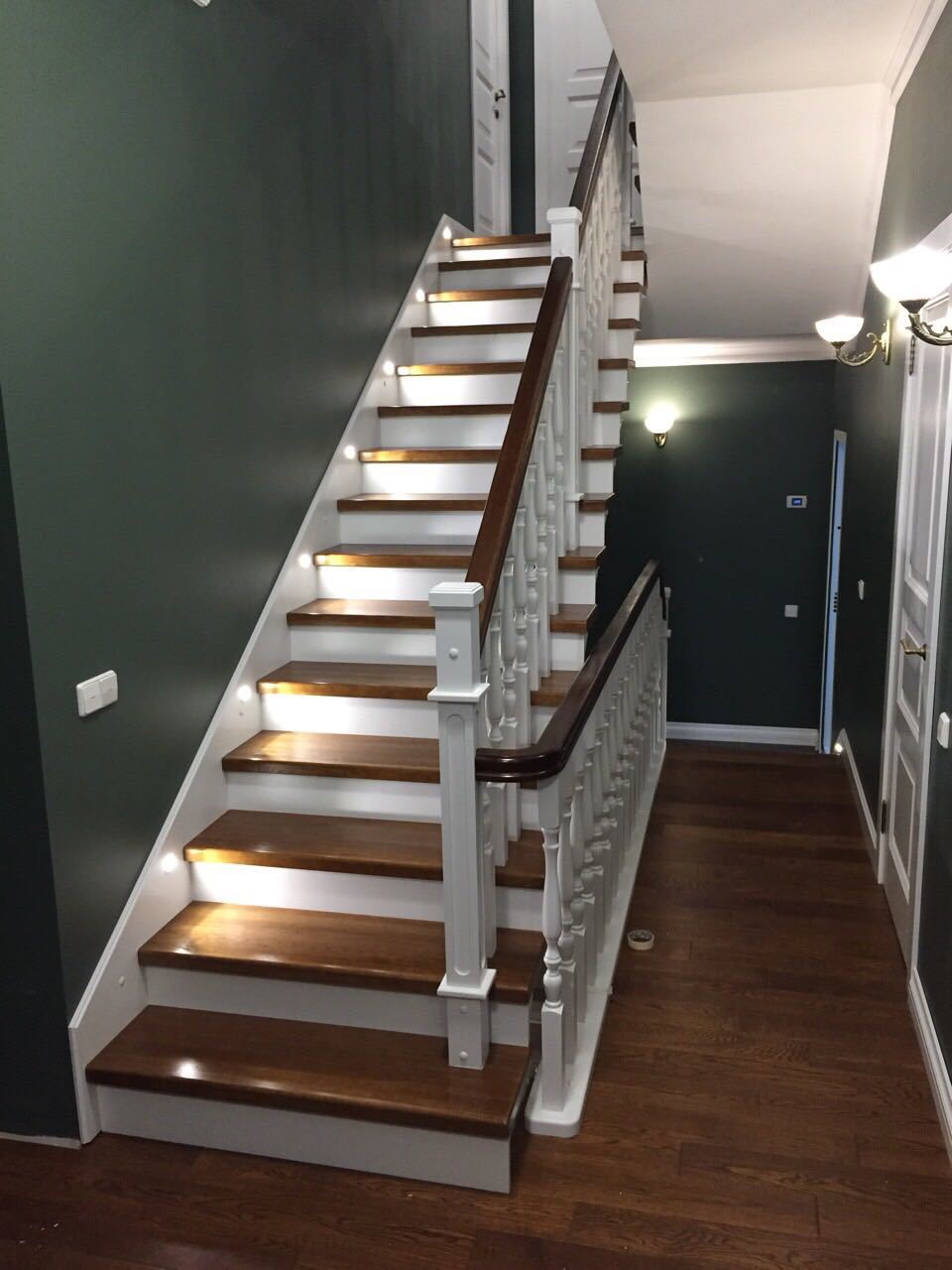Комбинированная лестница из дуба и сосны