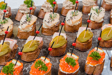 Сет брускетт с красной икрой, рыбой, грудинкой и шпротами, 28 шт.