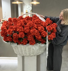 Композиция из 151 французской розы Nina в корзине