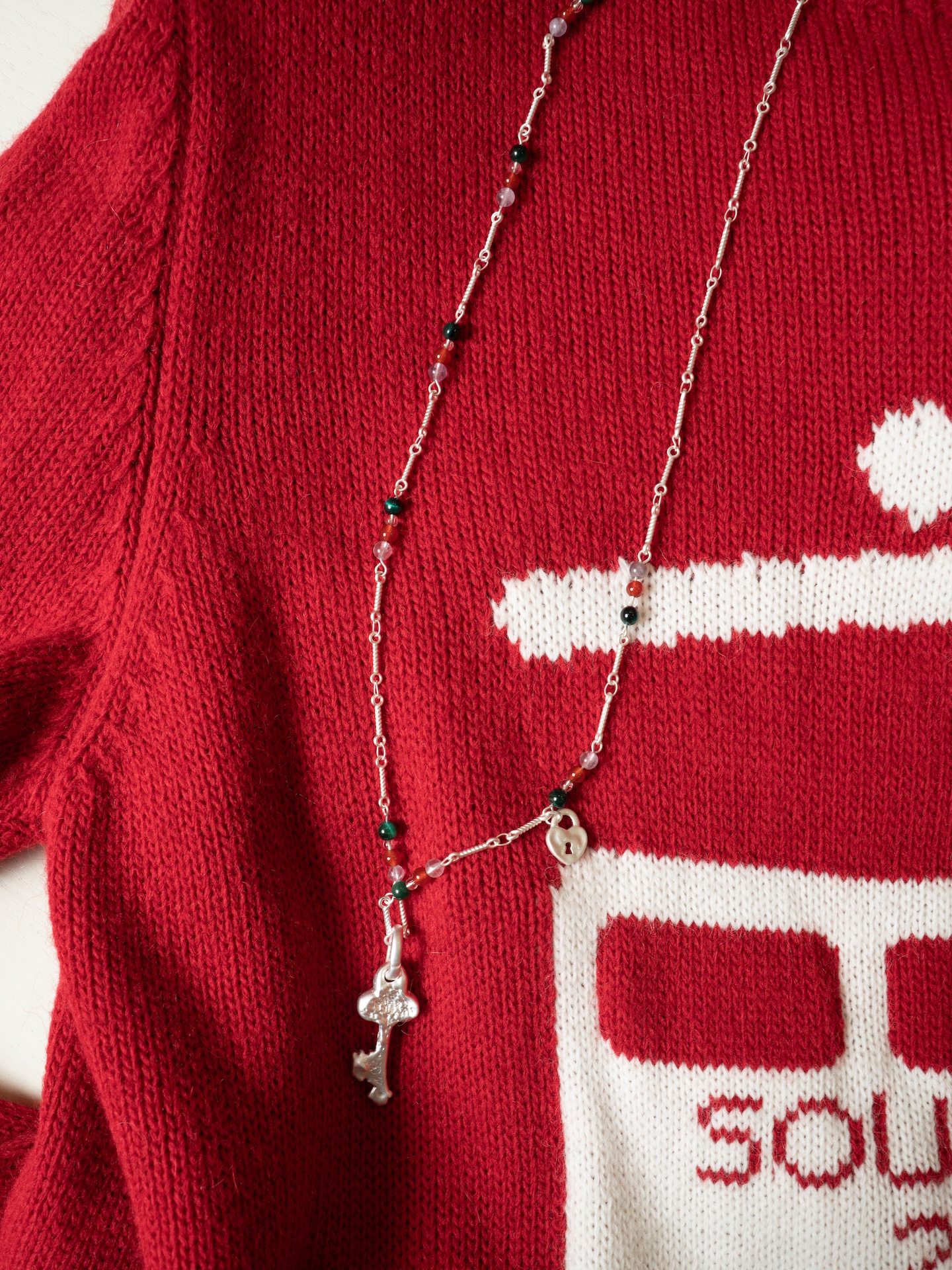 Колье в виде цепочки с бусинами и подвеской - ключиком