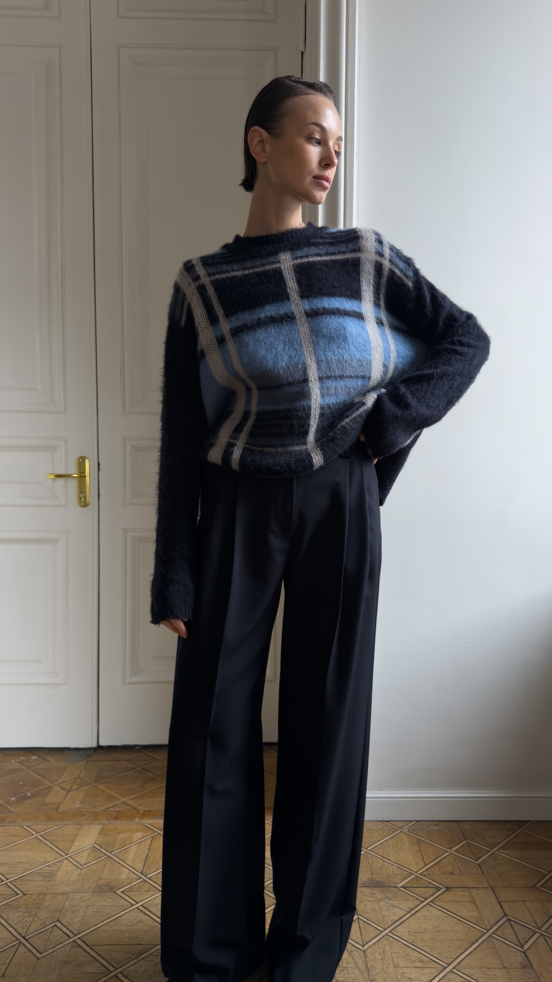 Брюки с умеренными защипами