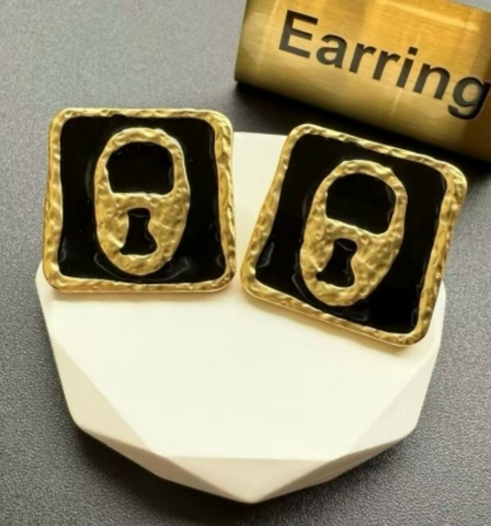 sergi-key-lock-style-schiaparelli-kvadratnye-s-chernoj-ehmalyu