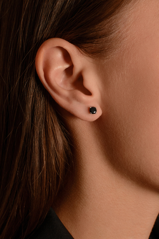 Серебряные серьги-пусеты с черным фианитом 5 мм