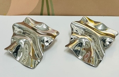 Серьги квадраты с эффектом мятого металла в стилистике BOTTEGA цвет серебро/золото