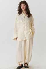 Объемная рубашка из льна молочного цвета