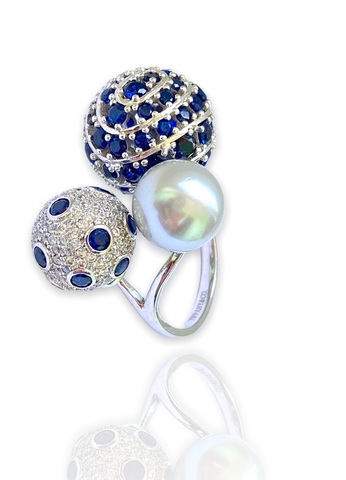 33526- Разъемное кольцо с тремя шарами из серебра с жемчугом и сапфировыми микроцирконами