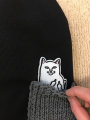 Шапочка с котиком в сером кармашке