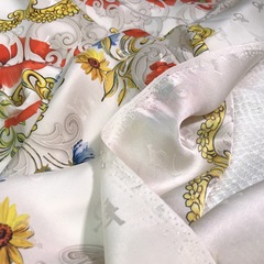 шелк с цветами маками на белом фоне