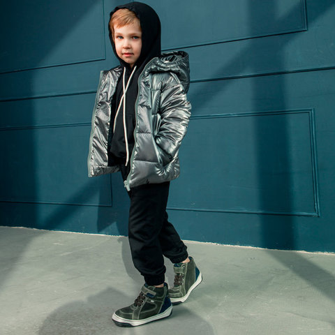 Демісезонна дитяча куртка в темно сірому кольорі для хлопчика