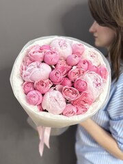 Дуо-букет с кустовыми пионовидными розами и пионами