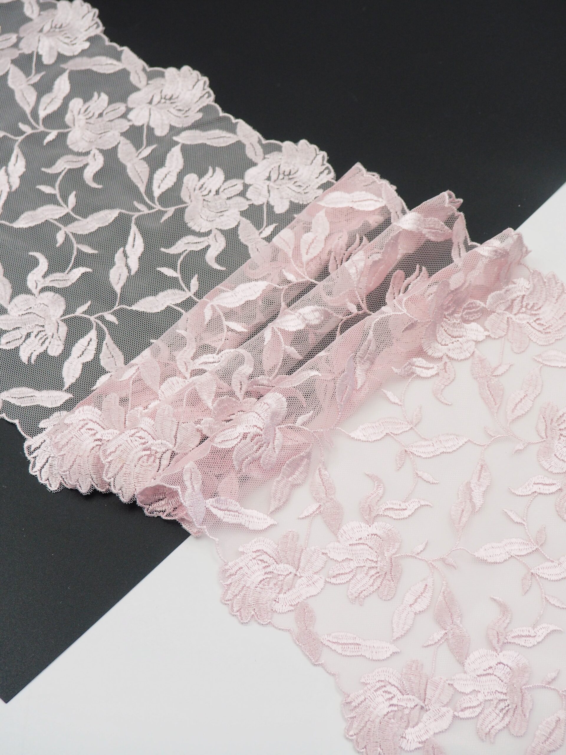 Вышивка на сетке серебристо-розовая неэластичная ширина 20 см ОТРЕЗЫ