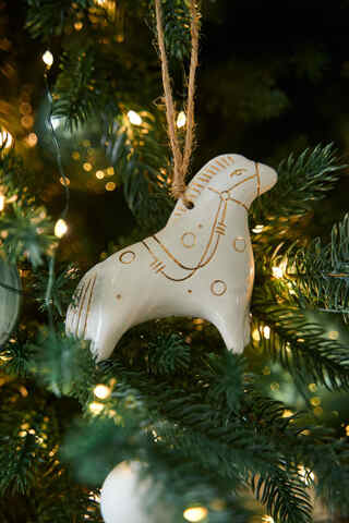 Фарфоровая елочная игрушка ручной работы «Лошадка» 11х9 см, Россия