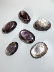 Лепидолит с бархатным сиянием