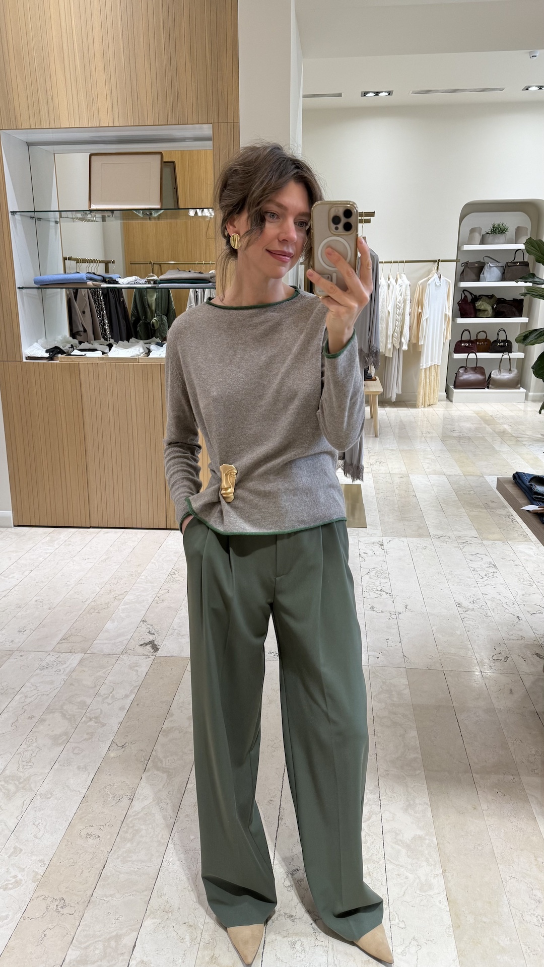 Брюки с умеренными защипами