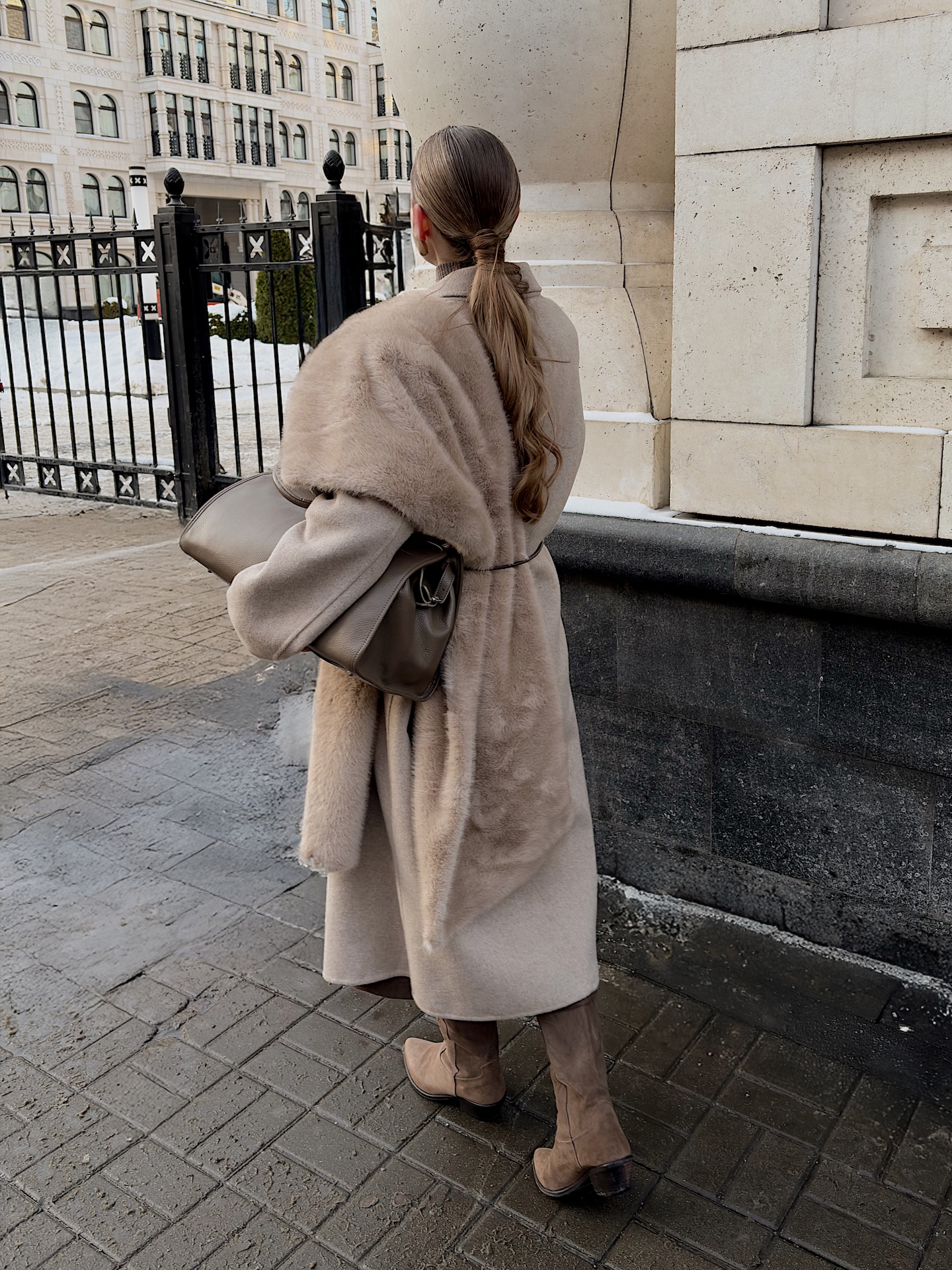 Пальто прямого кроя с акцентной линией плеча