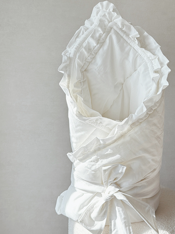 Одеяло стеганое с рюшей белый