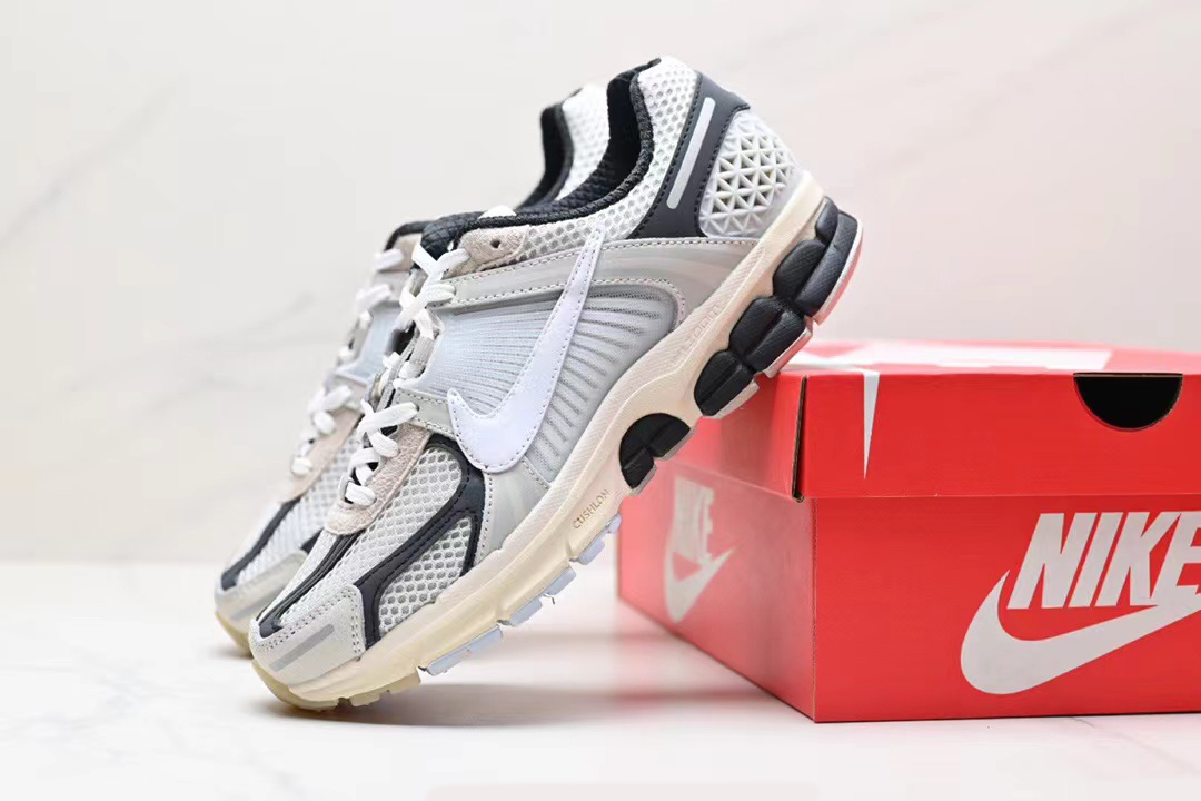 Nike Air Zoom Vomero 5 Supersonic